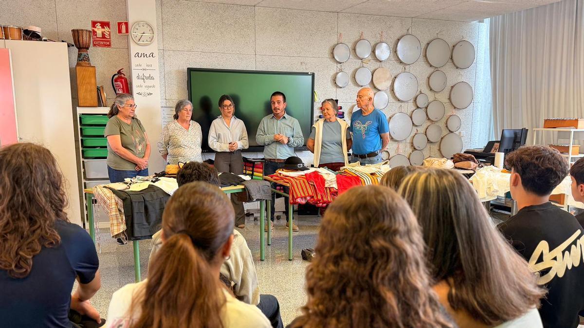Alumnos del IES Marina Cebrián aprende el uso correcto de la vestimenta tradicional de Canarias.