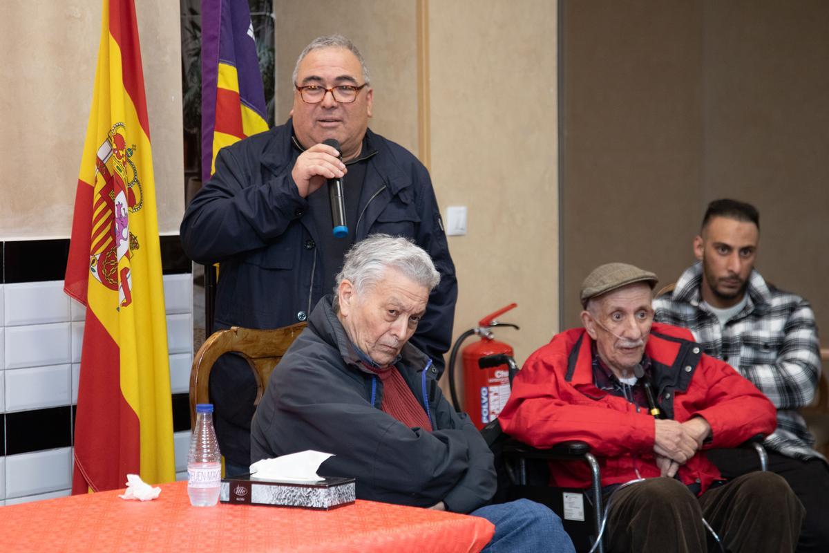 Mustafa Boulharrak con los dos homenajeados.