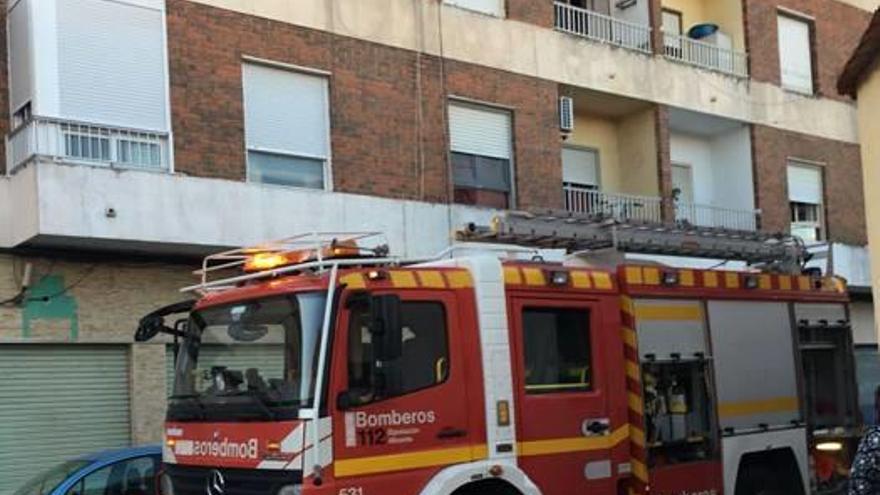 Arden un sofá y el árbol de navidad en una vivienda en Catral