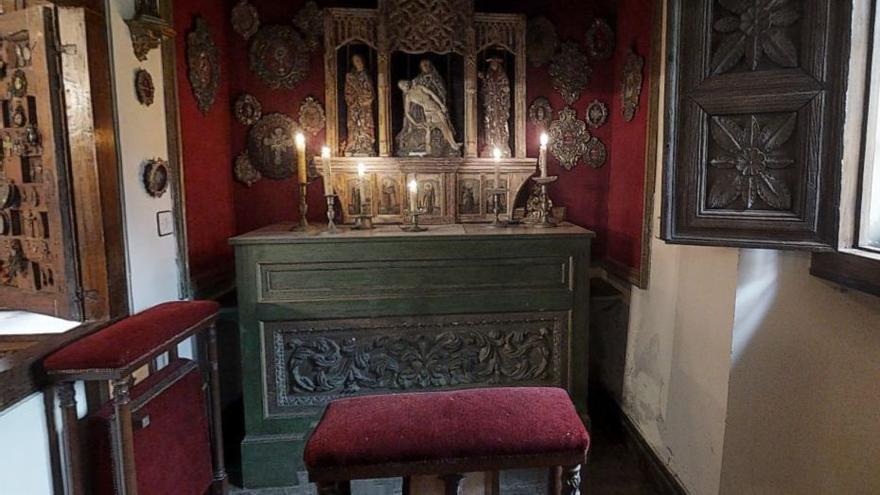 Imagen del altar y uno de los reclinatorios.
