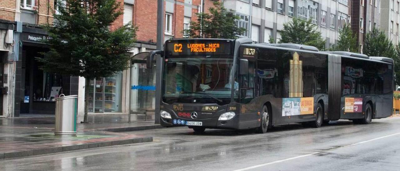 Un autobús, en una parada de Lugones, ayer.