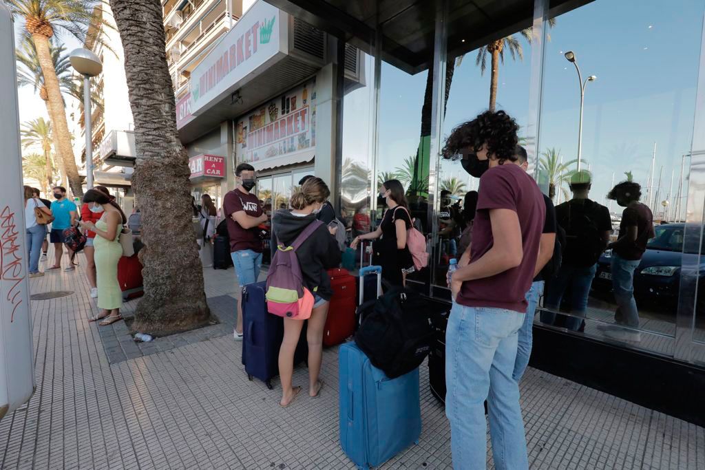 La estudiantes, hasta ahora confinados, en el Puerto de Palma para salir hacia la península