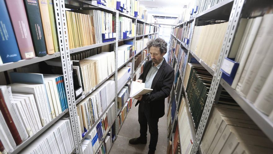 La Facultade de Historia iniciará este año las obras para sacar de la antigua cafetería 27.000 libros