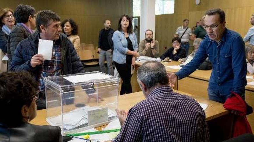 Un momento de las votaciones de ayer en el juzgado. // Brais Lorenzo