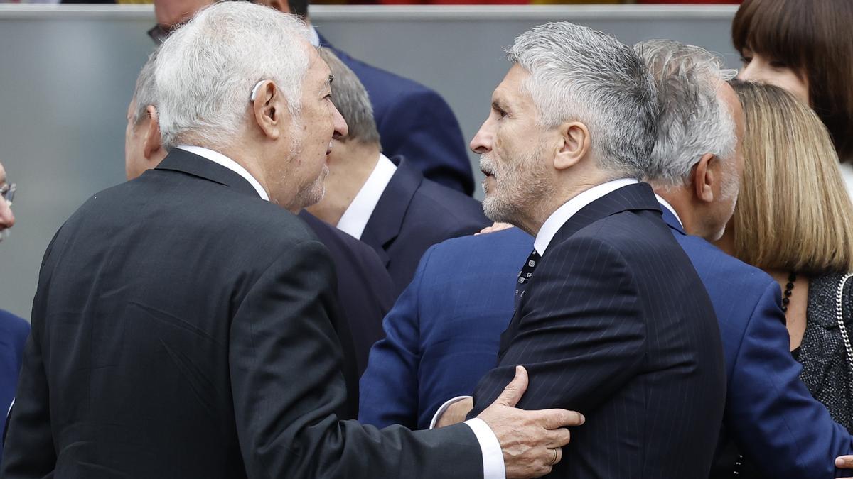 Políticos y autoridades esperan inicio desfile 12-O a pies de tribuna