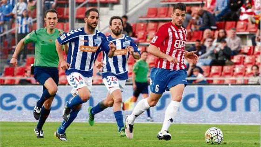 Àlex Granell, perseguit per jugadors de l&#039;Alabès en una jugada del partit de dissabte a l&#039;estadi de Montilivi.