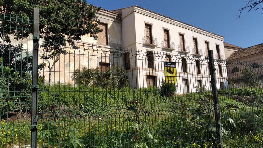 El entorno del Convento de La Trinidad, mientras aguarda su destino cultural -un siglo de estos- nos avisa de la futura llegada de la primavera en forma de hierbas y flores.