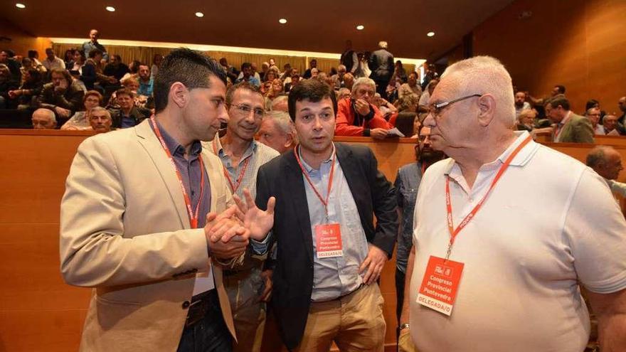 Andrés Díaz conversa con Gonzalo Caballero que encabeza la lista de delegados por Pontevedra. // G. S.