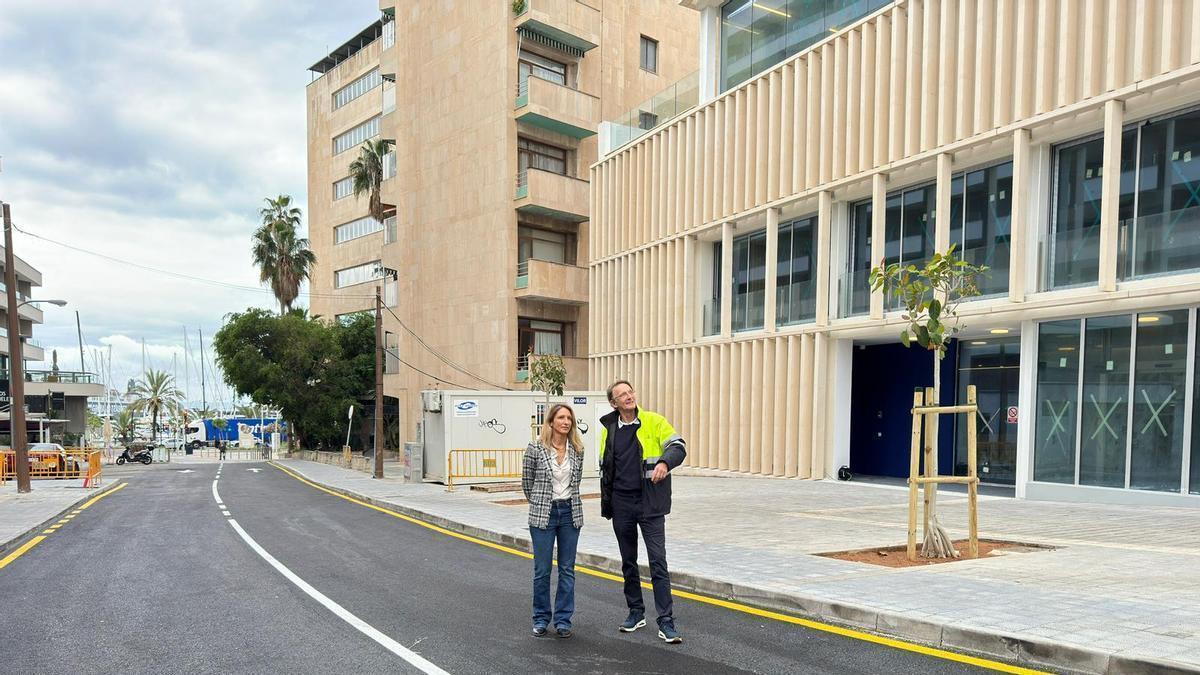 La regidora de Infraestructuras, Belén Soto, y el director general Juanjo Lemm.