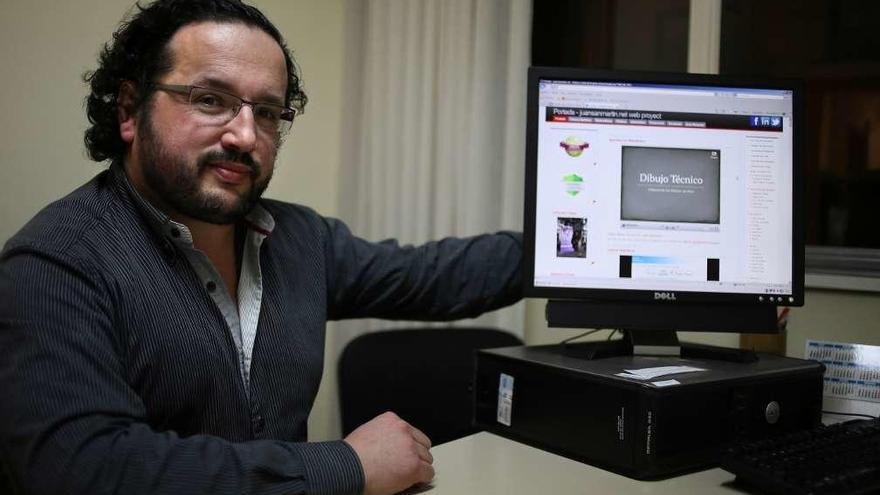 Juan Sanmartín con su web. // Bernabé / Gutier