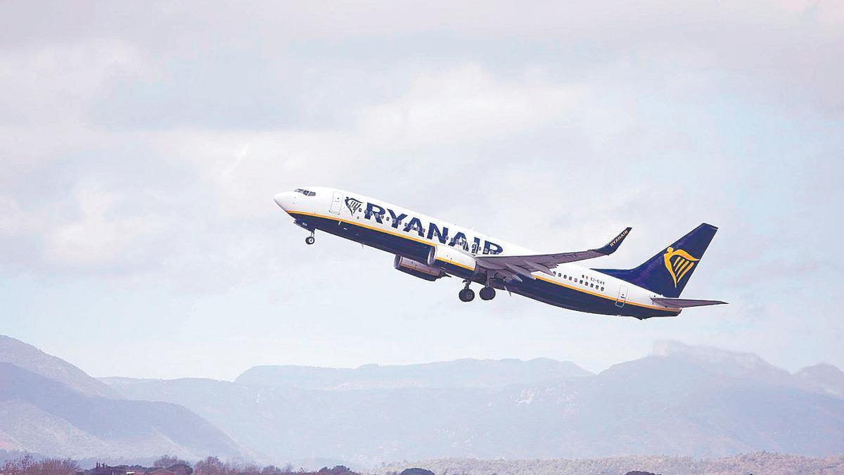 Un avió de Ryanair, enlairant-se a l’aeroport de Girona,  aquesta temporada d’estiu.