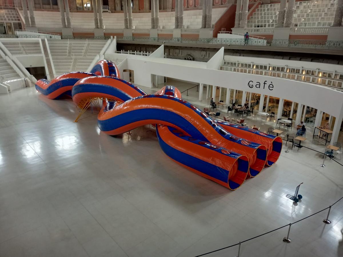 La trena, una obra inflable realitzada per a l'artista