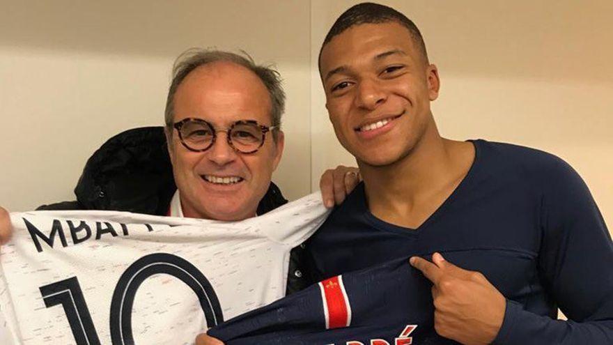 Luis Campos posa con Mbappé, jugador del PSG.