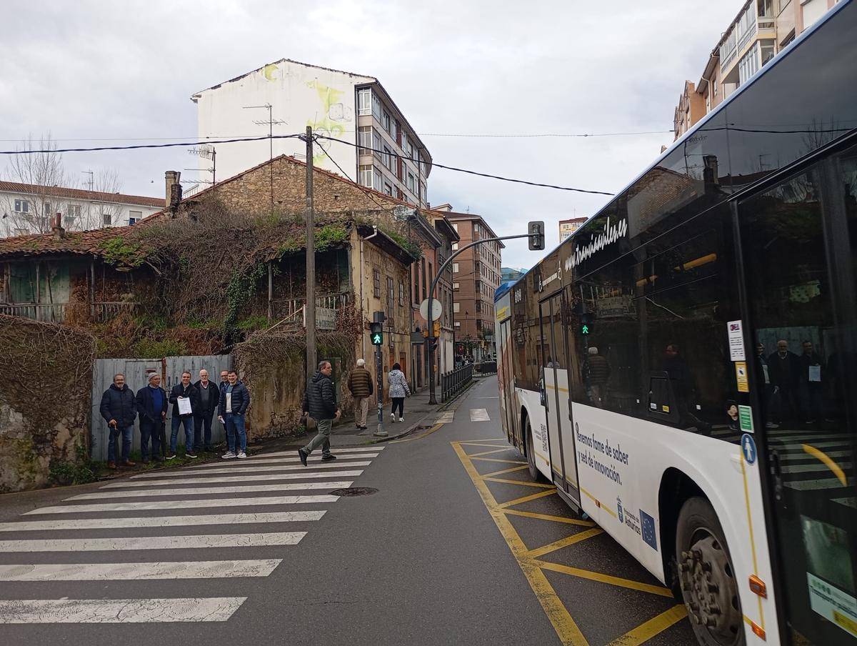 Representantes municipales y vecinales, ante la Casa de Postas de Las Vegas, donde estará ubicada la futura rotonda de la avenida del Principado.