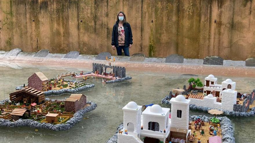 Candás luce un belén flotante con figuras de Playmobil en la fuente de Santarúa