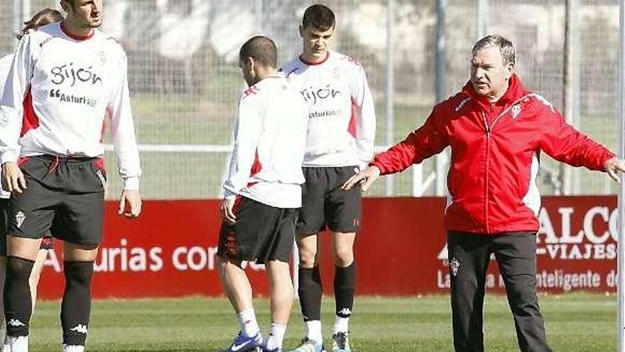 Clemente da instrucciones observado por Gálvez. | j. j.