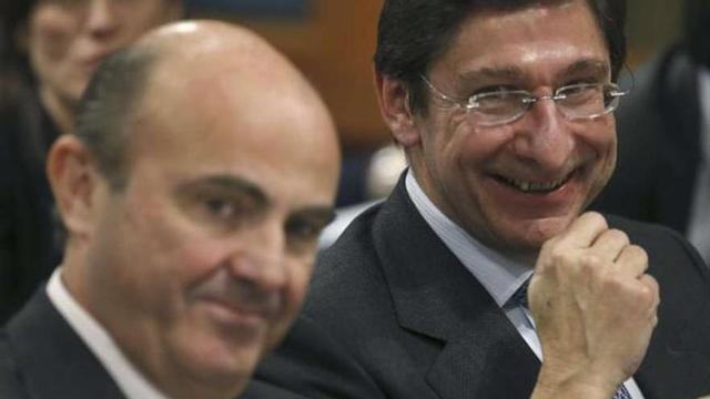 De Guindos, junto con el presidente de Bankia, José Ignacio Goirigolzarri, en una entrega de premios, ayer. / efe
