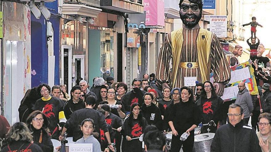 Paellas para 1.200 personas y los ‘gegants’ y ‘cabuts’ alimentan la tradición en Burriana