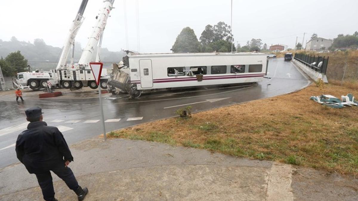 Imagen del vagón que salió despedido por encima del talud.