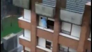 L’impactant vídeo d’una dona a Gijón netejant la finestra a l’últim pis