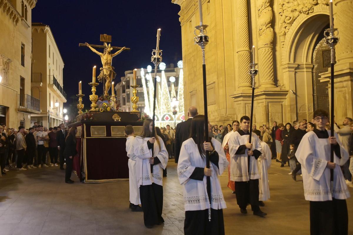 Paso del Cristo de la Expiración de Elche con las coronas gigantes de la Navidad de fondo