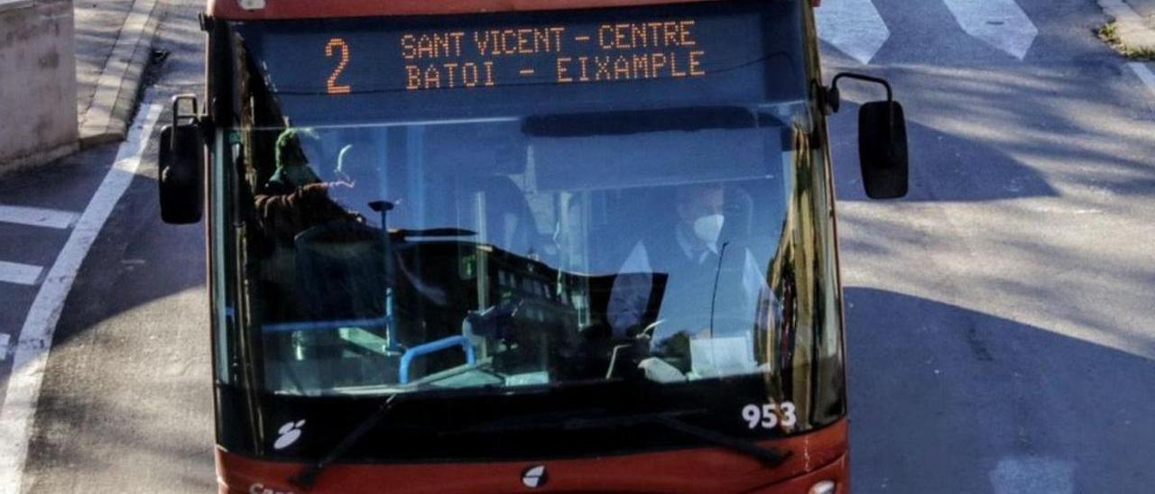 Un autobús urbano de Alcoy, a su paso por la zona alta del Ensanche. | JUANI RUZ