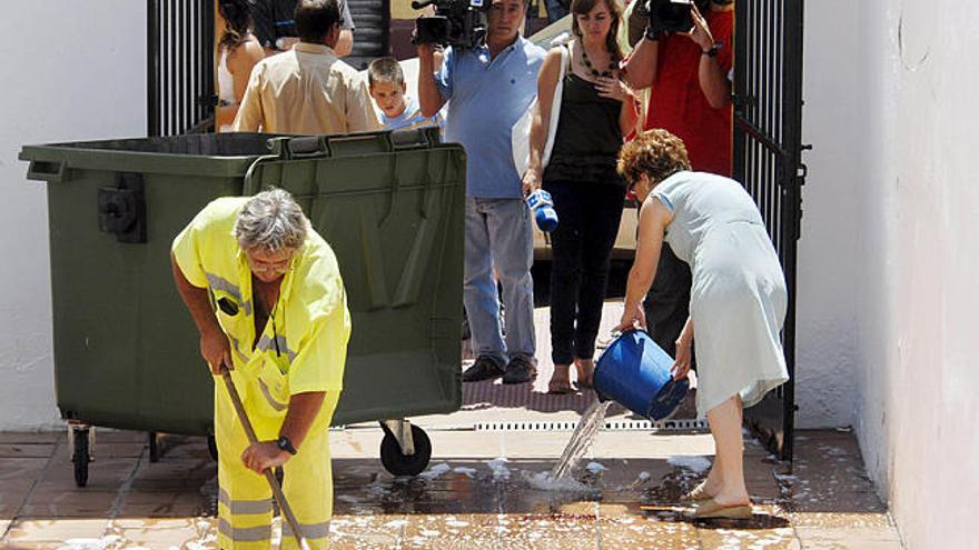 Tiroteo. Unos operarios limpian los restos de sangre en el lugar donde cayeron abatidos los dos vigilantes de la empresa Prosegur.