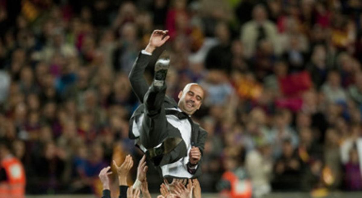 Los jugadores del Barcelona mantean a Pep Guardiona en su despedida del Camp Nou.