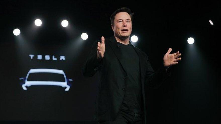 Tesla busca 2.000 millones de dólares vendiendo acciones