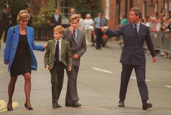 Diana de Gales junto a sus dos hijos y el entonces príncipe Carlos en 1995