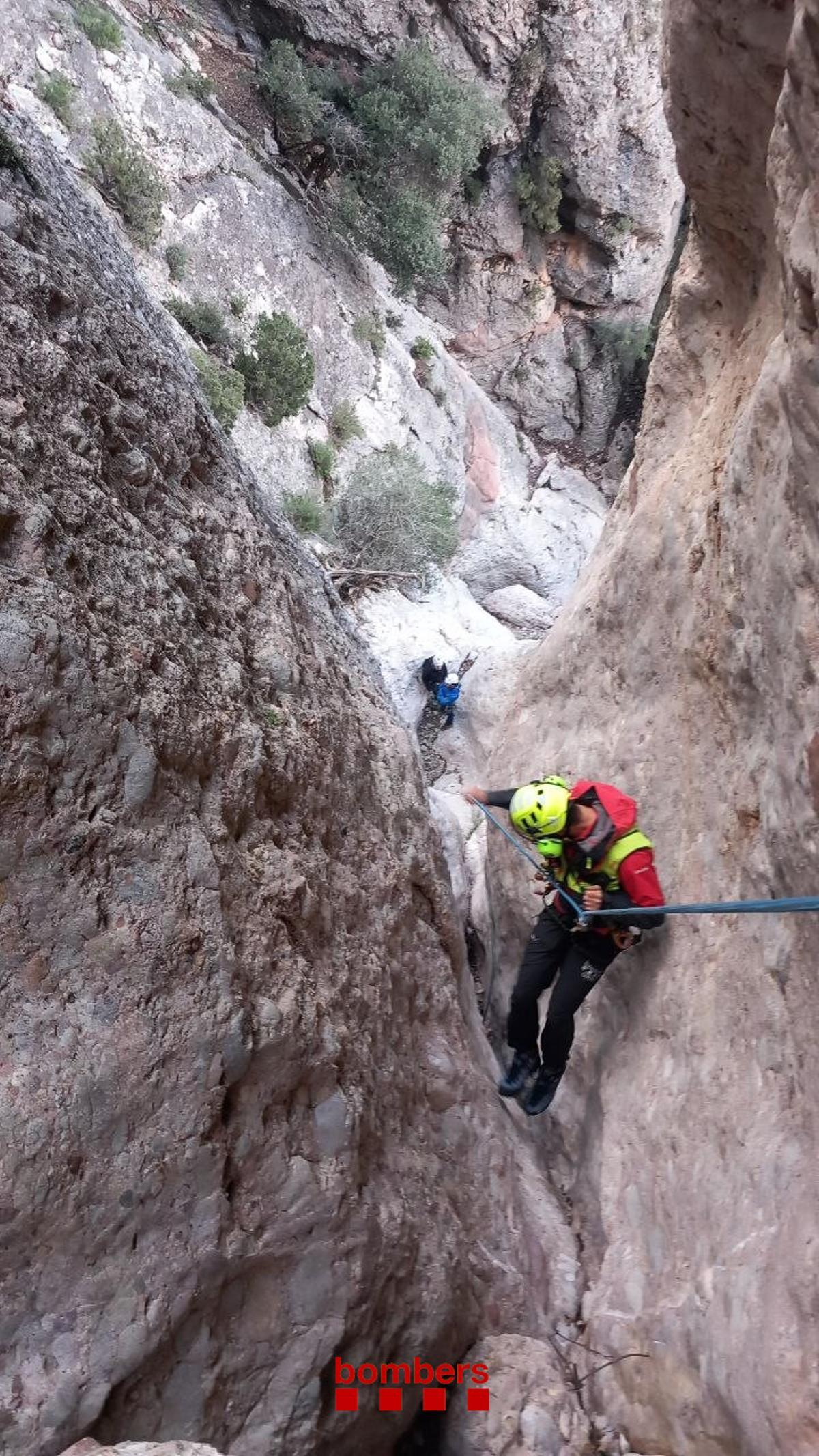 Dos escaladros es queden bloquejats fent ràpel