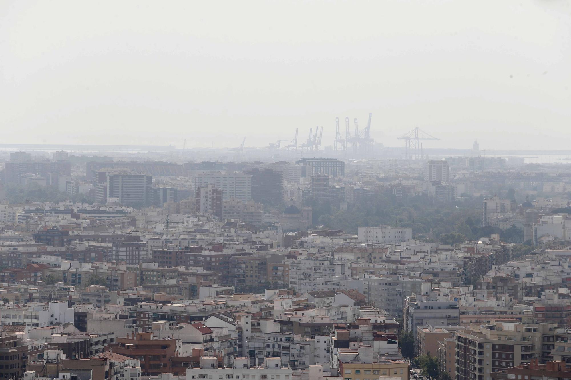 El humo de los incendios de Bejís y Vall d'Ebo ya se ve desde València ciudad