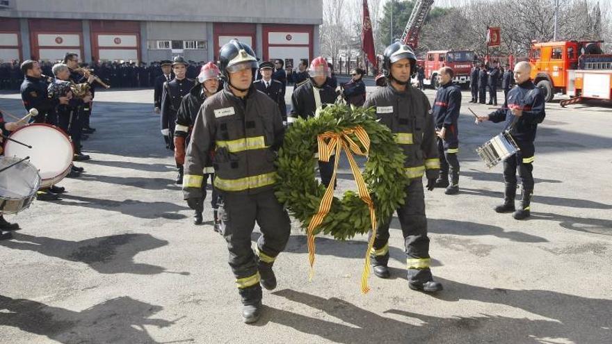Los bomberos honran a su patrón y a los veteranos