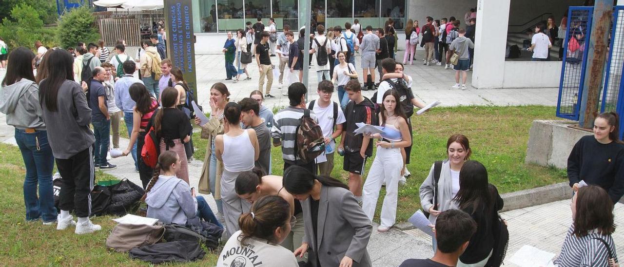 Estudiantes preuniversitarios, en el campus de Ourense, antes de los exámenes de la Abau. |   // IÑAKI OSORIO