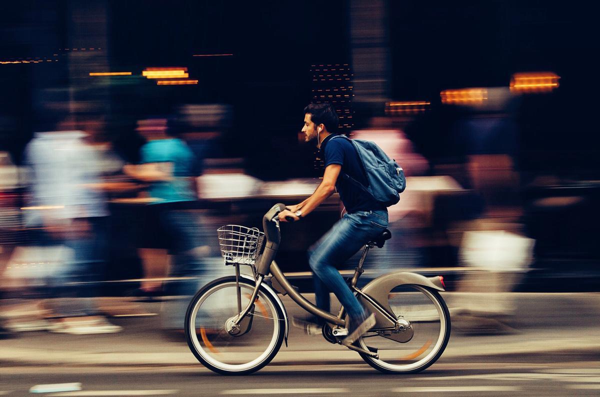 Ciclista en la vía pública