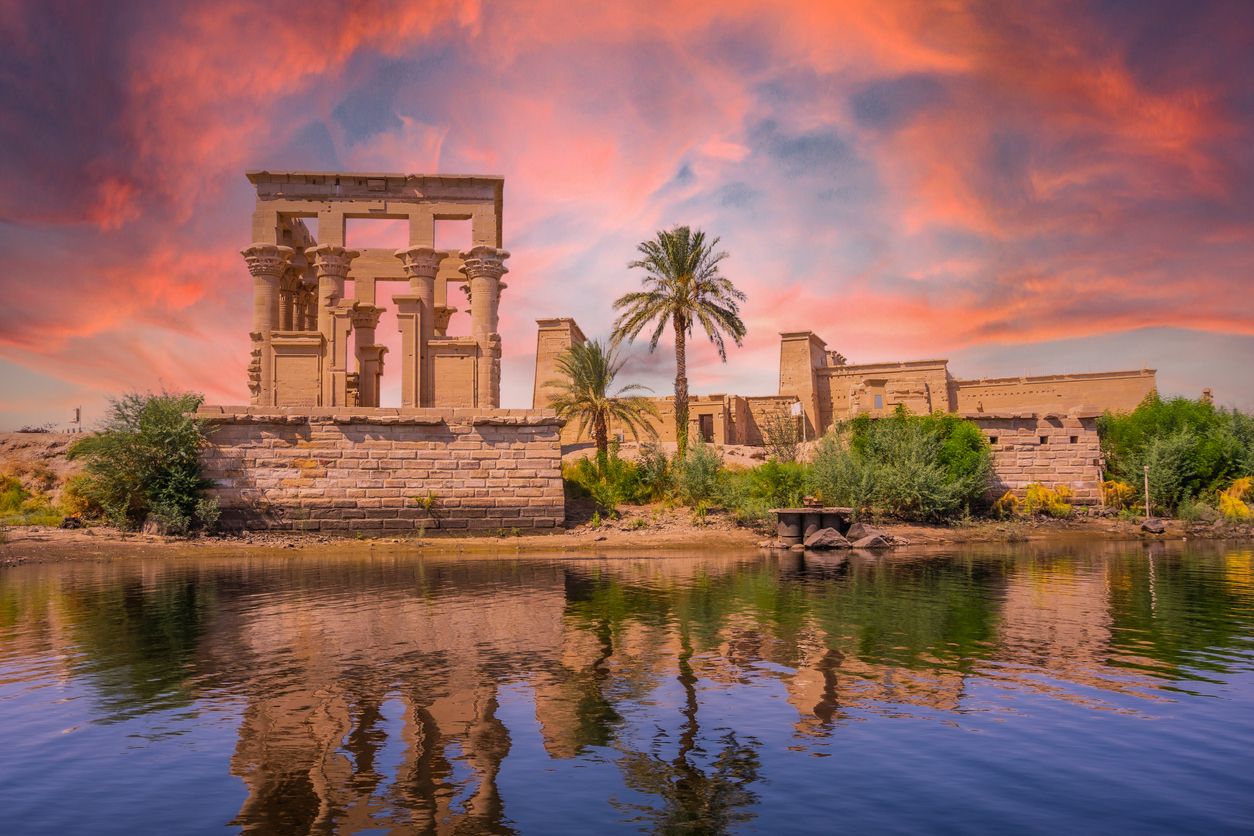Amanece sobre el templo de Philae, visto desde el río Nilo