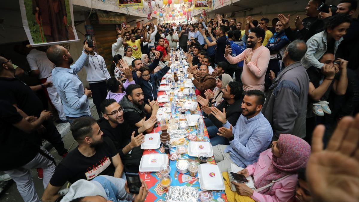 El Iftar, la comida para romper el ayuno al ponerse el sol durante el mes del Ramadán.