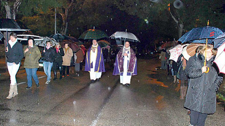 La procesión de paraguas en Lloseta