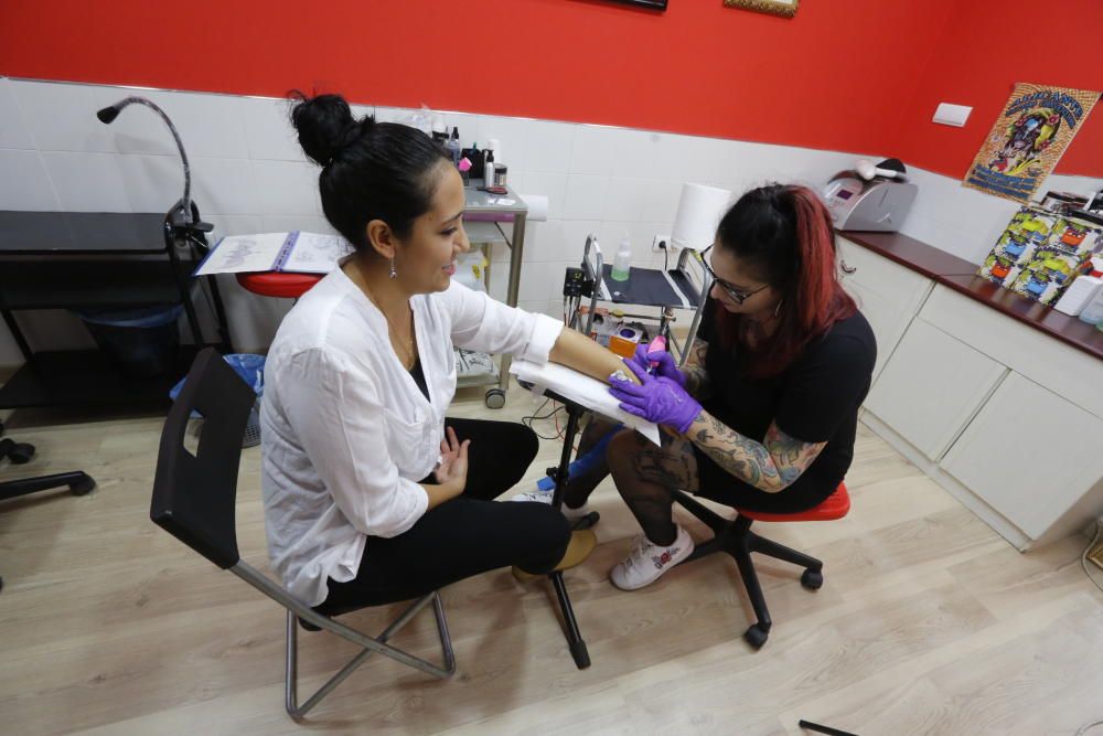 Tatuadora que participa en la convención de IFA