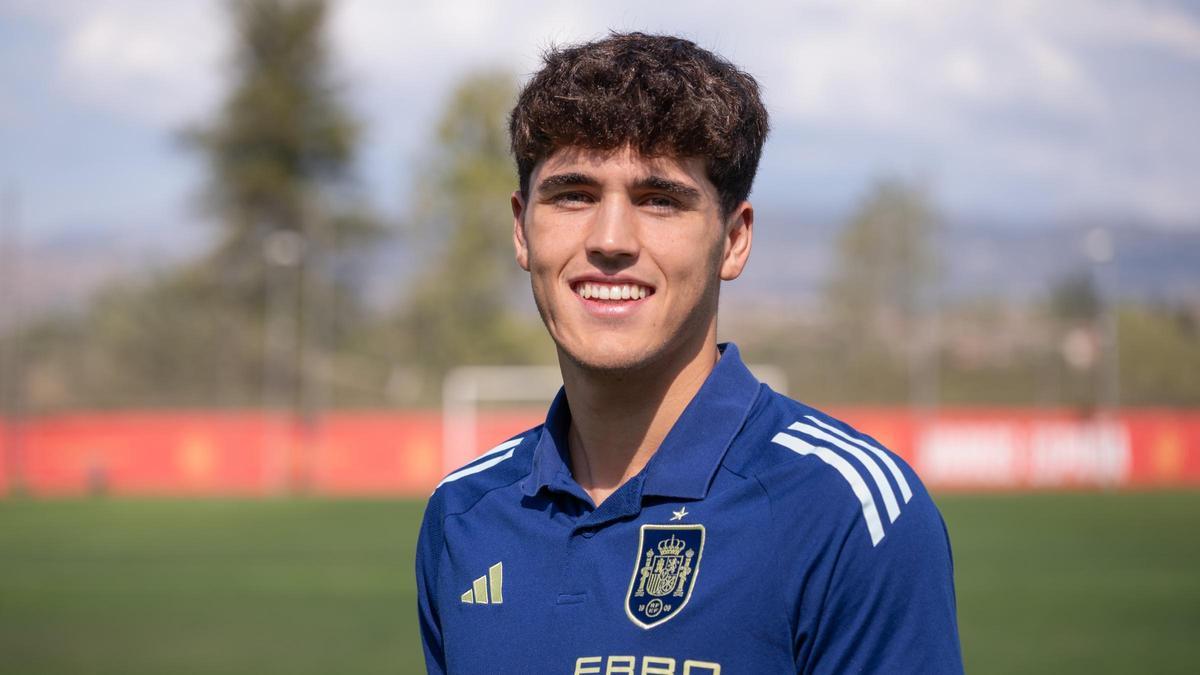 Pau Cubarsí es optimista con el futuro del Barça y de la selección española