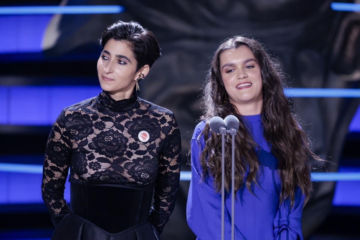 Alba Flores y Amaia entregan el Premio Goya a Rigoberta Bandini