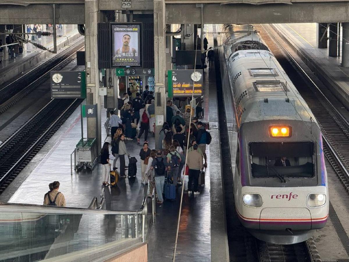 El primer tren procedente de Sevilla se estaciona en la vía 4.