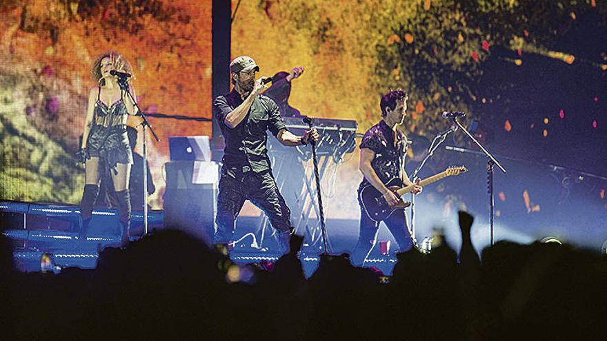 Enrique Iglesias, durante su concierto en Santander. // Pedro Puente Hoyos