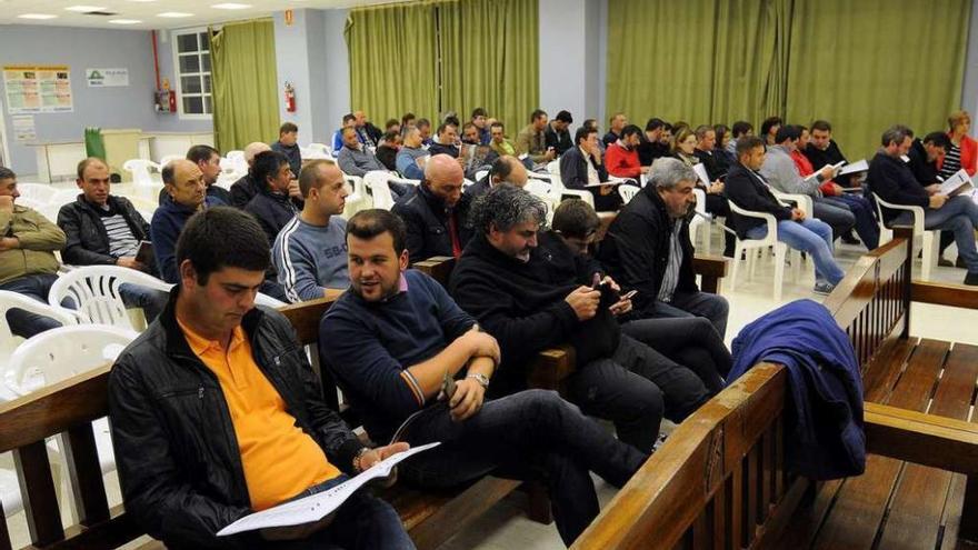 Asistentes a la asamblea de Africor, anteayer en la sala de subastas de Silleda. // Bernabé/Javier Lalín