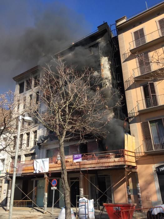 Incendi en un edifici en rehabilitació del carrer del Carme de Girona