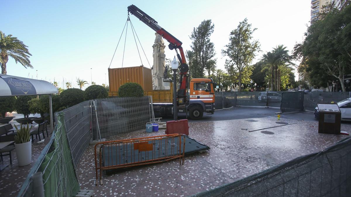 Mesas en uno de los negocios de hostelería de la Explanada ayer, con material de obra y el vallado de la primera zona en que se actuará en esta nueva fase de obras. 