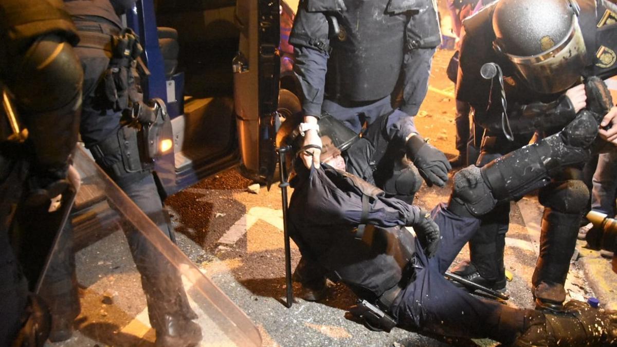 Un policía herido grave por las agresiones de los manifestantes en Via Laietana.