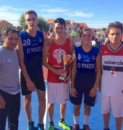 Imagen de archivo que muestra a algunos de los primeros usuarios de la cancha de baloncesto de Terra de Porto, con el edil Santiago Meis.