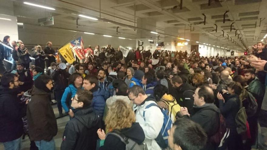 Un grup de manifestants talla la via de l&#039;AVE a Girona