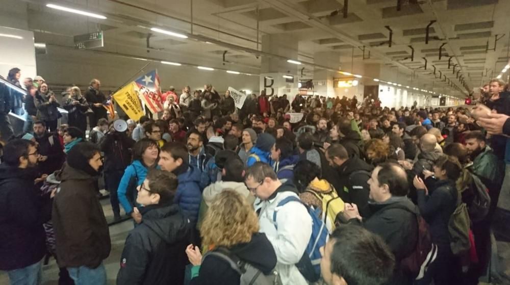 Manifestants tallen les vies del TAV a l'estació de Girona